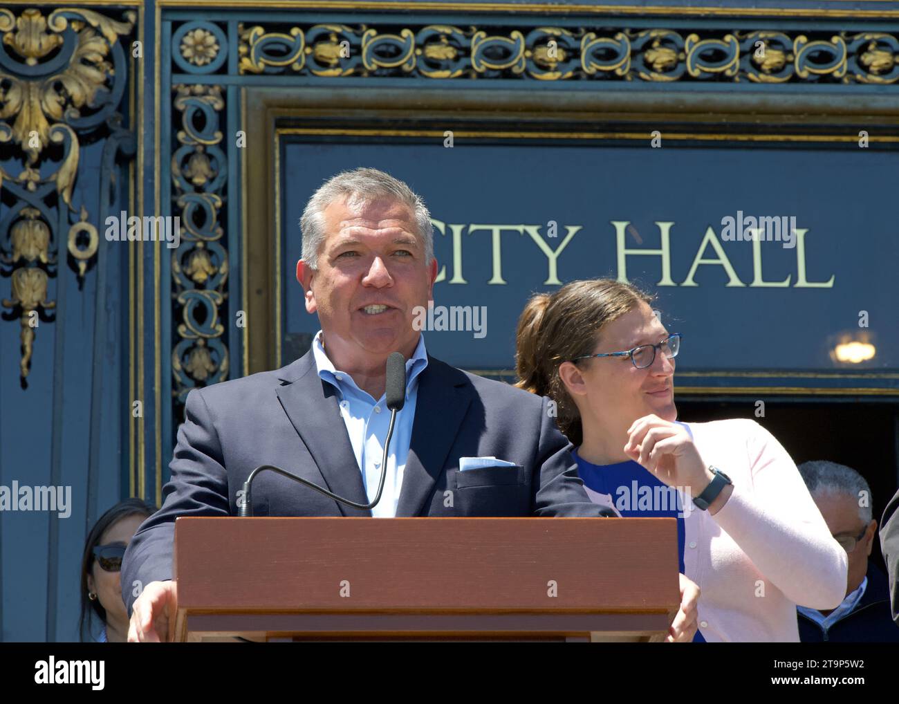 San Francisco, KALIFORNIEN - 29. Juni 2023: Supervisor Matt Dorsey, der vor der Planungskommission auf einer Pressekonferenz über die Schritte des Rathauses sprach Stockfoto