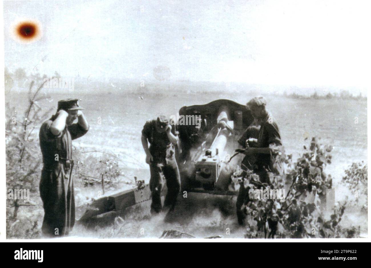 2. Weltkrieg Schwarzweißfoto Deutsche Lichtfeld-Haubitzer feuert an der Russischen Front während der Operation Barbarossa 1941 Stockfoto