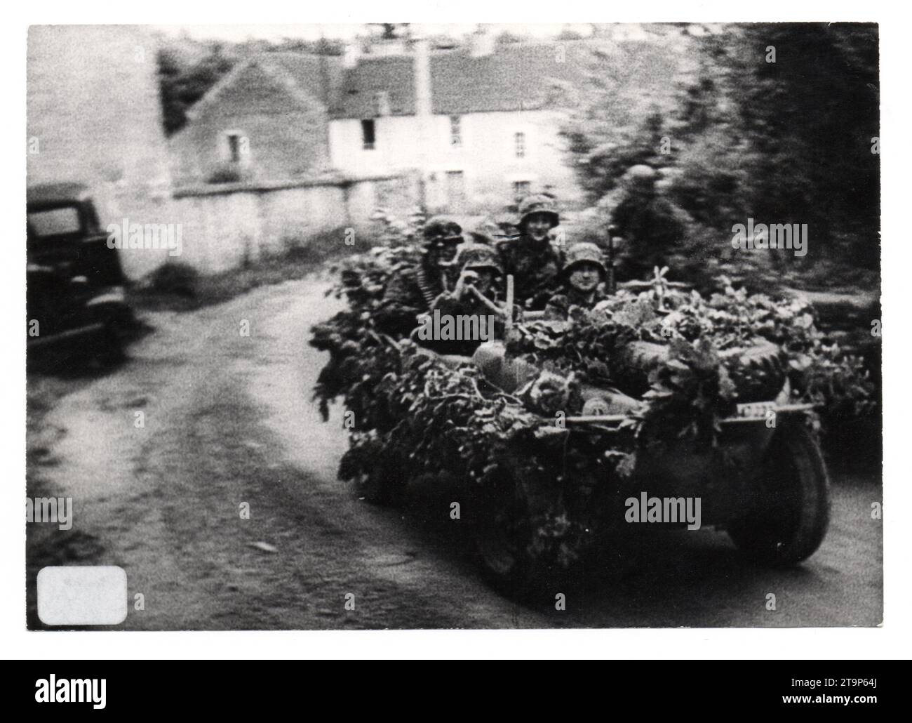 Weltkrieg zwei Schwarzweißfotos deutscher Soldaten in einem getarnten VW166 Schwimmwagen an der Normandie Front 1944 . Die Männer sind von der 1. SS-Panzerdivision LSSAH Aufklärungskompanie Stockfoto