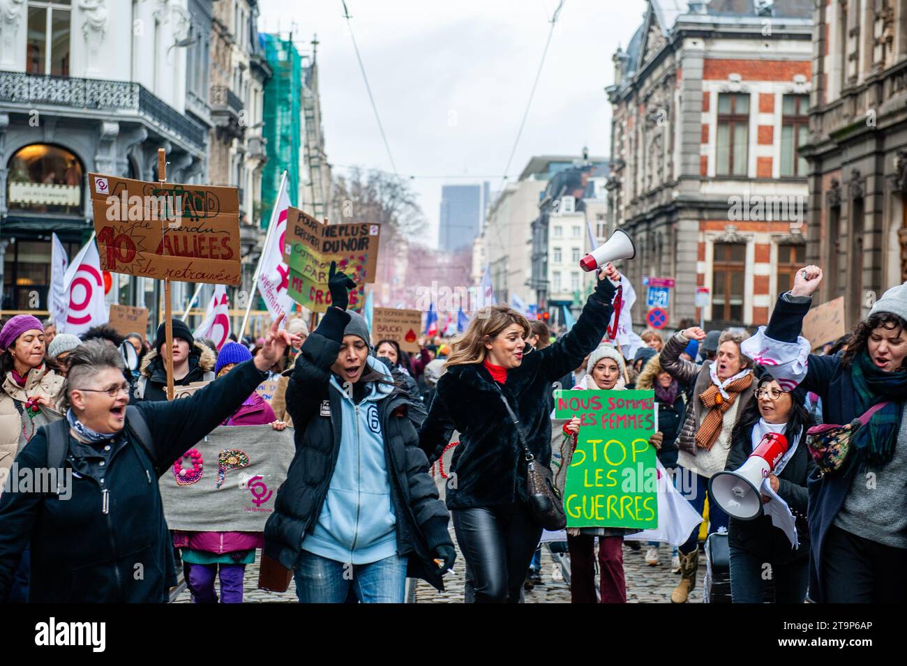 Demonstranten werden während des marsches schreien und tanzen gesehen. Anlässlich des Internationalen Tages gegen Gewalt gegen Frauen fand auf Initiative von "Mirabal Belgium" (einer Gruppe mehrerer zivilgesellschaftlicher Verbände) in der belgischen Hauptstadt eine neue nationale Demonstration zur Bekämpfung von Gewalt gegen Frauen statt. Tausende von Menschen marschierten an diesem Tag, um ein deutliches Signal für die Beseitigung der Gewalt gegen Frauen zu setzen und die Zivilgesellschaft (Verbände und Bürger) dazu aufzurufen, ihre Ablehnung der "Machismo"-Gewalt zum Ausdruck zu bringen. (Foto: Ana Fernandez/SOPA Images/SIPA USA) Stockfoto