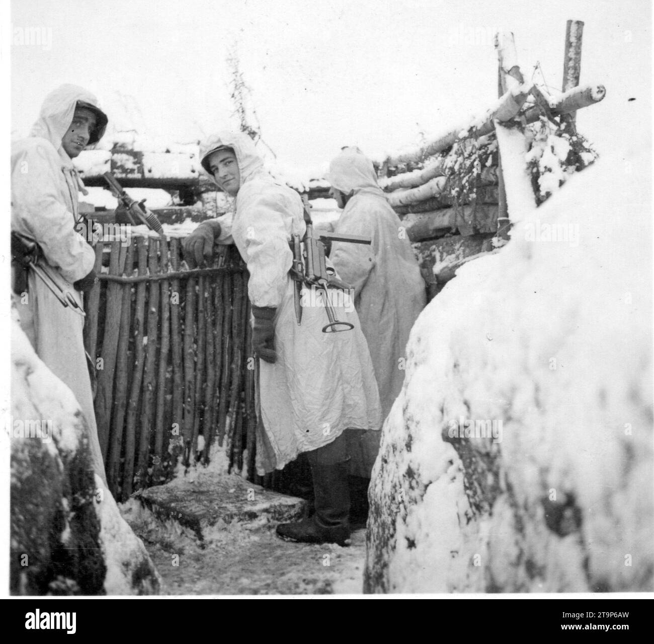 Weltkrieg zwei Schwarzweißfotos deutscher Soldaten in Snow Camo starren während des Winters 1941/42 auf den Kameramann in Verteidigungsposition an der russischen Front zurück Stockfoto