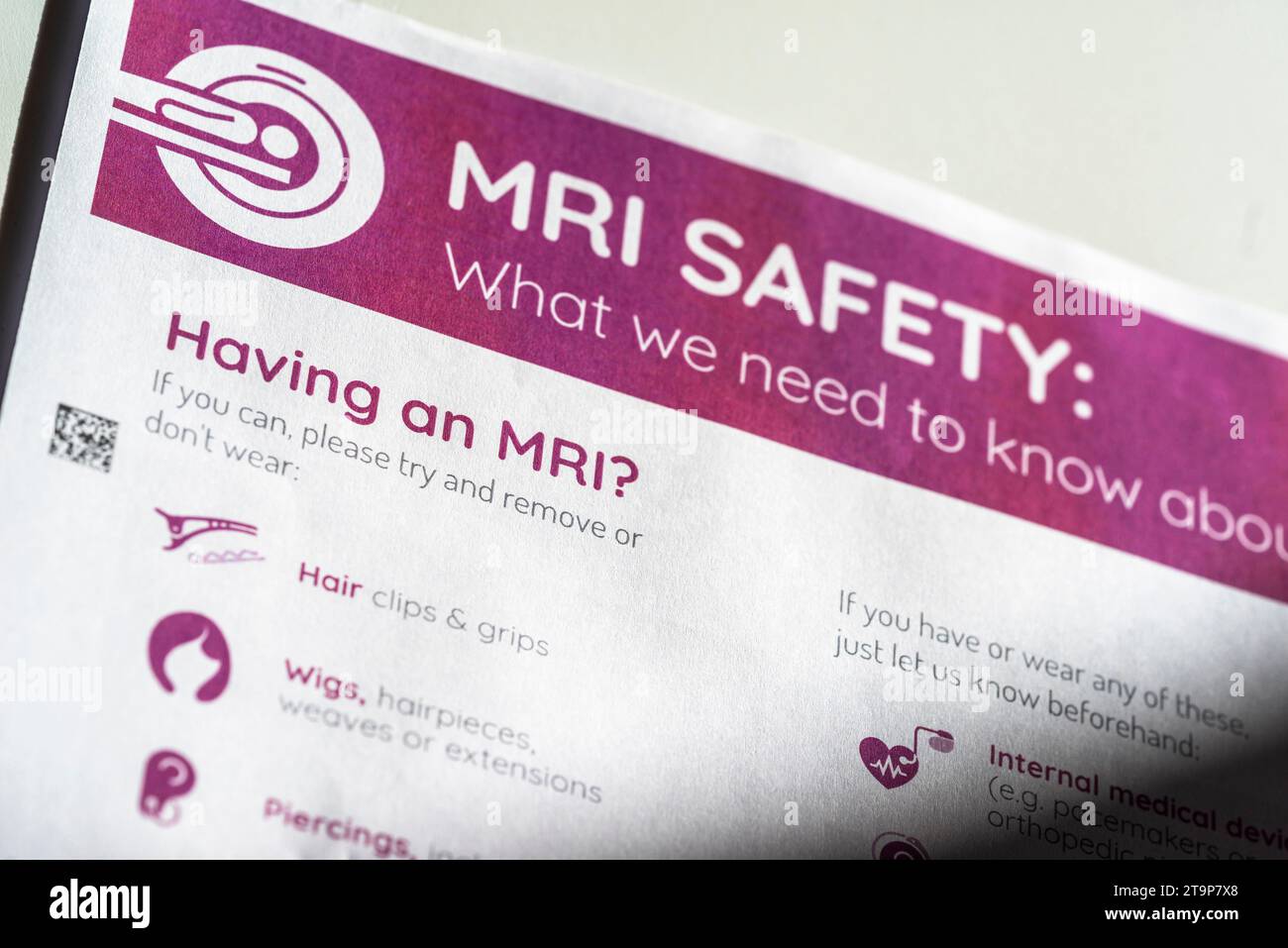 Sicherheitsbroschüre für MRT-Patienten – NHS England, UK Stockfoto