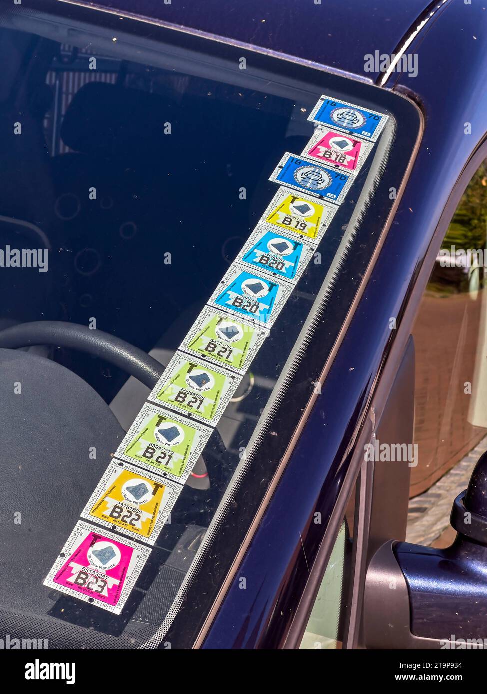 Vignetten auf der Windschutzscheibe eines Autos am 30. Oktober 2023 in Pfaffenhofen. Quelle: Imago/Alamy Live News Stockfoto