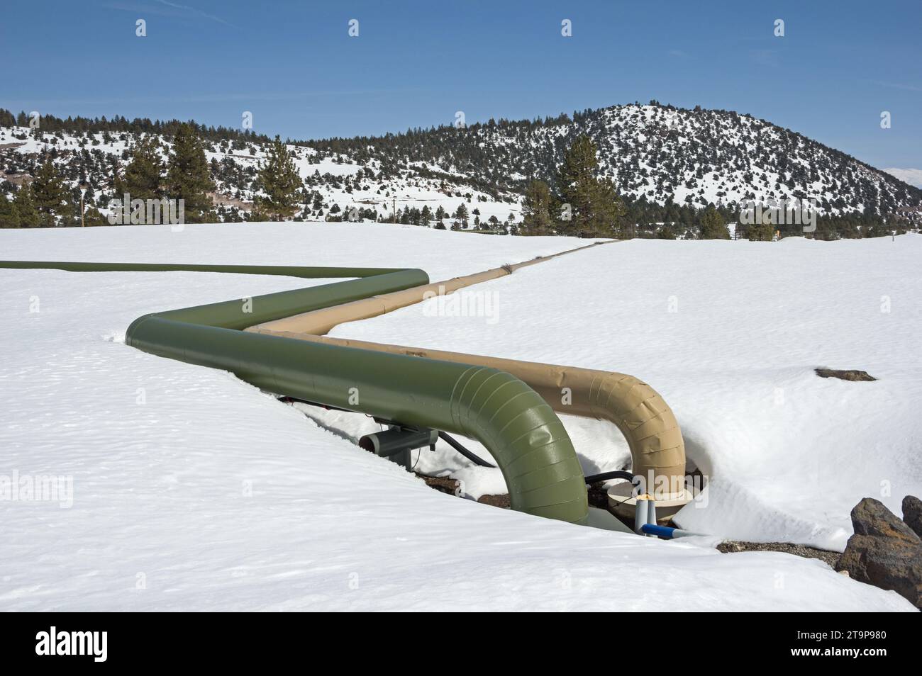 Geothermische Warmwasserleitungen im Schnee Stockfoto