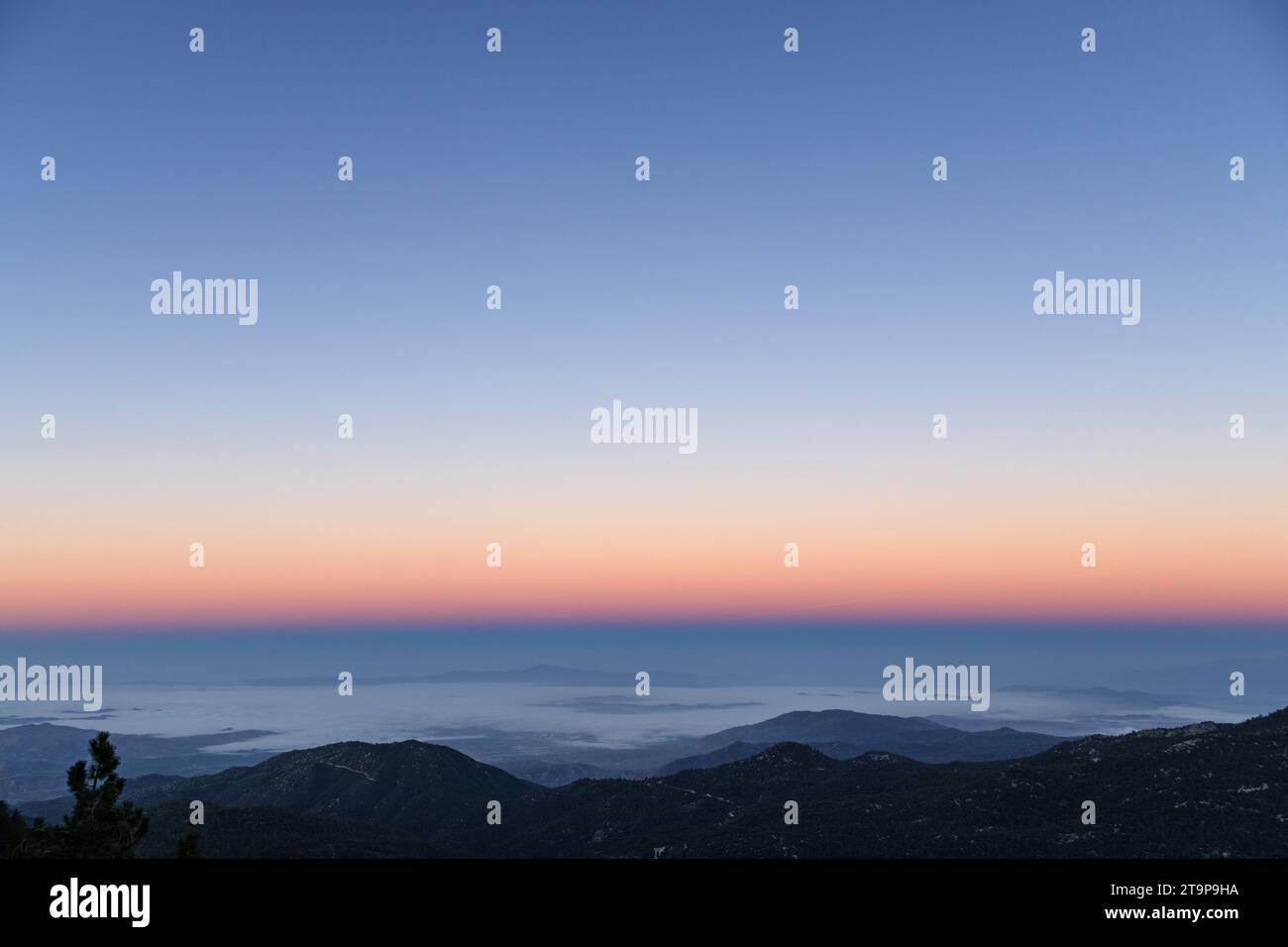 Blick nach Westen über das LA-Becken kurz vor Sonnenaufgang von der San Jacinto Peak Wilderness Stockfoto