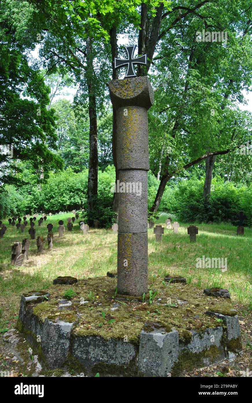 Deutsches Eiserne Kreuz-Denkmal auf einem Friedhof aus dem Ersten Weltkrieg in SECE, Lettland Stockfoto