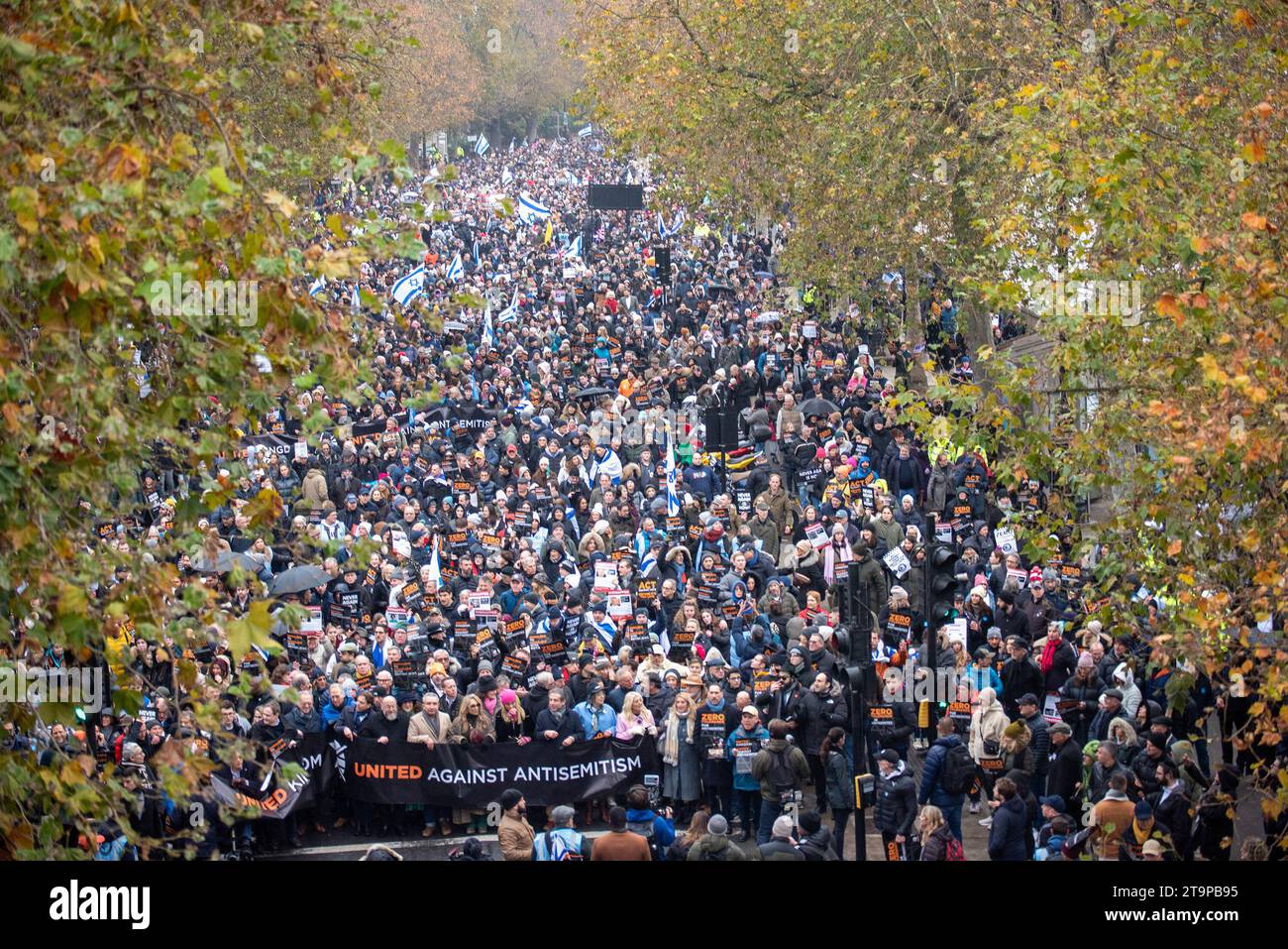 London, Großbritannien. November 2023. Während des Protestes marschiert die Menschenmenge durch Central London. Zehntausende von Menschen marschierten durch die Londoner Innenstadt vom Royal Court of Justice zum Parliament Square bei der Demonstration gegen Antisemitismus. Nach Angaben der Europäischen Union nimmt der Antisemitismus seit Beginn des Krieges zwischen Israel und der Hamas am 7. Oktober rapide zu. Quelle: SOPA Images Limited/Alamy Live News Stockfoto