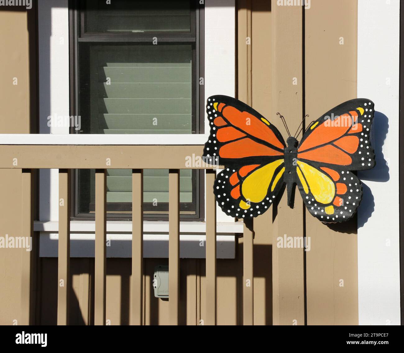 Helle orange, schwarz und gelbe Schmetterlingsdekoration auf einer Veranda, Pacific Grove, Kalifornien. Stockfoto