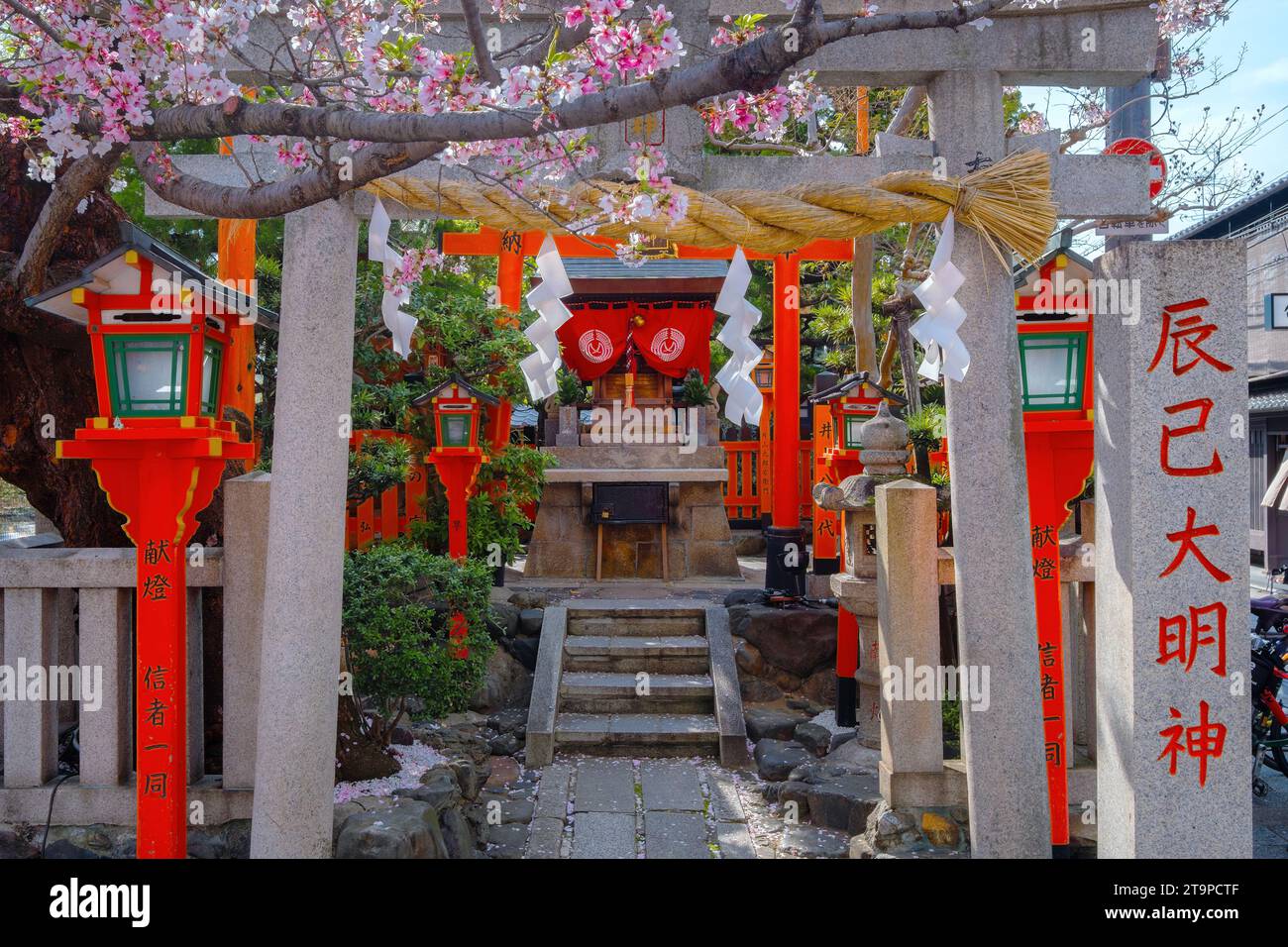 Kyoto, Japan - 2. April 2023: Tatsumi Daimyojin-Schrein in der Nähe der Tatsumu-Bashi-Brücke im Stadtteil Gion Stockfoto