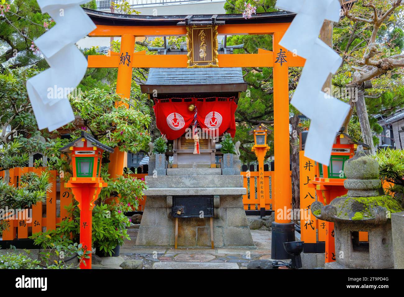 Kyoto, Japan - 6. April 2023: Tatsumi Daimyojin-Schrein in der Nähe der Tatsumu-Bashi-Brücke im Stadtteil Gion Stockfoto