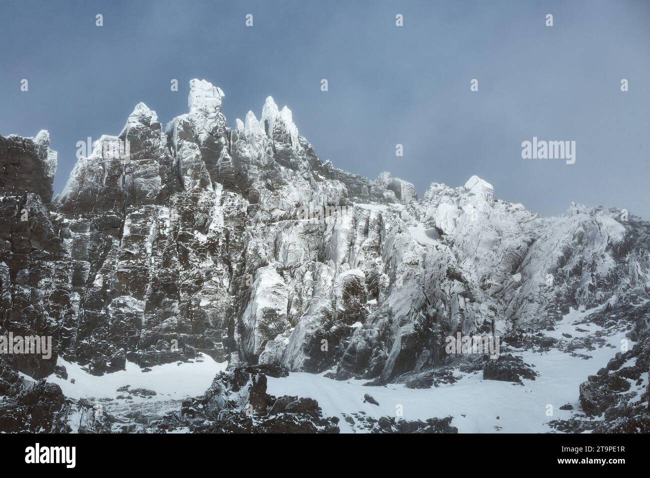 Berge im Winter, Eis auf Klippen Stockfoto