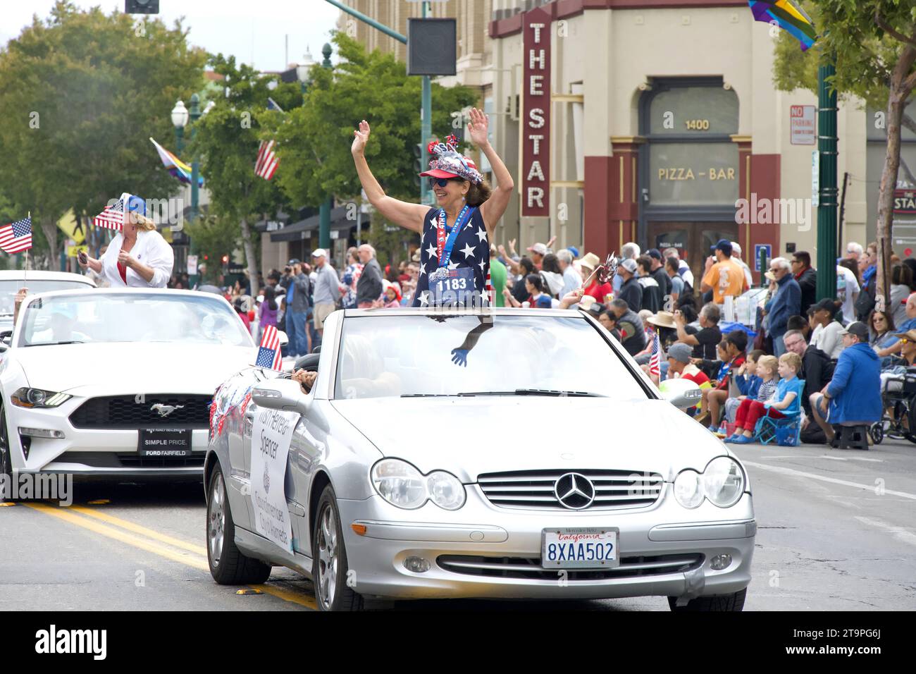 Alameda, KALIFORNIEN - 4. Juli 2023: Alameda Parade am 4. Juli, eine der größten und längsten Parade am Unabhängigkeitstag der USA. Ratsmitglied Trish Herr Stockfoto