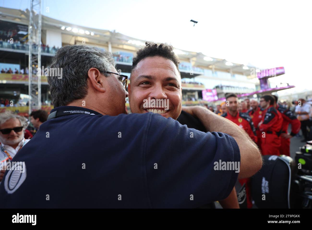 Abu Dhabi, Vereinigte Arabische Emirate. November 2023. ABU DHABI, VEREINIGTE ARABISCHE Emirate - 26. NOVEMBER: Der brasilianische ehemalige Fußballspieler und Weltcupsieger Ronaldo Nazario (C) wurde am 26. November 2023 beim Grand Prix von Abu Dhabi auf dem Yas Marina Circuit in Abu Dhabi, Vereinigte Arabische Emirate, gesehen. (Foto: Amin Jamali/ATP Images) (JAMALI Amin/ATP/SPP) Credit: SPP Sport Press Photo. /Alamy Live News Stockfoto