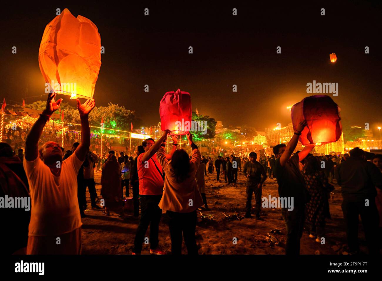 Varanasi, Indien. November 2023. Eine Gruppe junger Leute zündet eine Himmelslaterne während des Dev Deepavali Festivals in Varanasi an. Dev Deepavali/Diwali ist das größte Lichterfest in Kartik Poornima (Mitte-Herbst), bei dem die Gläubigen während des Festivals das Ufer mit Millionen von Lampen schmücken. Quelle: SOPA Images Limited/Alamy Live News Stockfoto