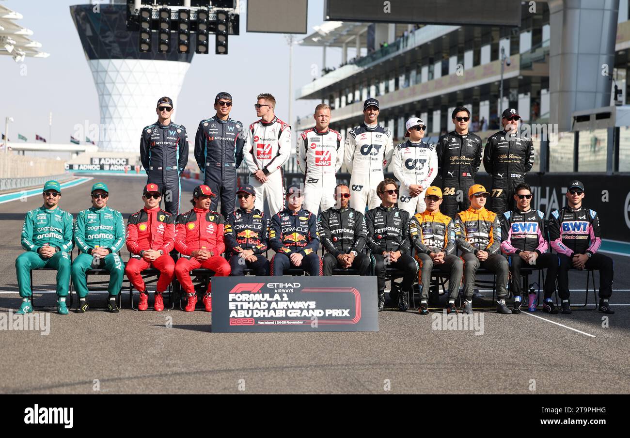 ABU DHABI, VEREINIGTE ARABISCHE EMIRATES - 26. NOVEMBER: Foto der F1-Piloten 2023 am Saisonende mit Max VERSTAPPEN, NED, Sergio PEREZ Mendoza, MEX, Carlos SAINZ Jr., ESP, Charles LECLERC, MCO, Lando NORRIS, GBR, Oscar PIASTRI, aus, Daniel RICCIARDO, aus, Yuki TSUNODA, JAP, Esteban OCON, FRA, Pierre GASLY, FRA, Lewis HAMILTON, GBR, Georges RUSSEL, GBR, Valtteri BOTTAS, FIN, Guanyu ZHOU, CHN, Kevin MAGNUSSEN, DEN, Nico HŸlkenberg, (HUELKENBERG), DE, Fernando ALONSO, ESP, Lance WALK, CAN, Alexander ALBON, THAI, Logan Sargeant, USA, während des F1 Grand Prix von Abu Dhabi auf dem Yas Marina Circuit ON Stockfoto