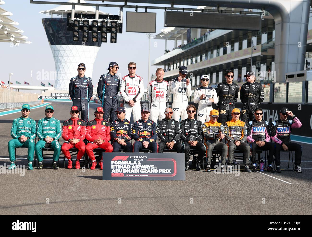 ABU DHABI, VEREINIGTE ARABISCHE EMIRATES - 26. NOVEMBER: Foto der F1-Piloten 2023 am Saisonende mit Max VERSTAPPEN, NED, Sergio PEREZ Mendoza, MEX, Carlos SAINZ Jr., ESP, Charles LECLERC, MCO, Lando NORRIS, GBR, Oscar PIASTRI, aus, Daniel RICCIARDO, aus, Yuki TSUNODA, JAP, Esteban OCON, FRA, Pierre GASLY, FRA, Lewis HAMILTON, GBR, Georges RUSSEL, GBR, Valtteri BOTTAS, FIN, Guanyu ZHOU, CHN, Kevin MAGNUSSEN, DEN, Nico Hülkenberg (HUELKENBERG), DE, Fernando ALONSO, ESP, Lance WALK, CAN, Alexander ALBON, THAI, Logan Sargeant, USA, während des F1 Grand Prix von Abu Dhabi auf dem Yas Marina Circuit ON Stockfoto