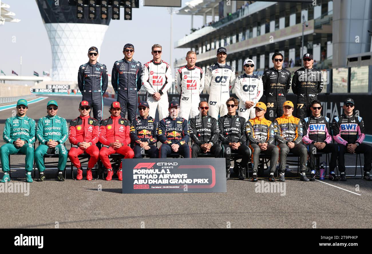 ABU DHABI, VEREINIGTE ARABISCHE EMIRATES - 26. NOVEMBER: Foto der F1-Piloten 2023 am Saisonende mit Max VERSTAPPEN, NED, Sergio PEREZ Mendoza, MEX, Carlos SAINZ Jr., ESP, Charles LECLERC, MCO, Lando NORRIS, GBR, Oscar PIASTRI, aus, Daniel RICCIARDO, aus, Yuki TSUNODA, JAP, Esteban OCON, FRA, Pierre GASLY, FRA, Lewis HAMILTON, GBR, Georges RUSSEL, GBR, Valtteri BOTTAS, FIN, Guanyu ZHOU, CHN, Kevin MAGNUSSEN, DEN, Nico HŸlkenberg, (HUELKENBERG), DE, Fernando ALONSO, ESP, Lance WALK, CAN, Alexander ALBON, THAI, Logan Sargeant, USA, während des F1 Grand Prix von Abu Dhabi auf dem Yas Marina Circuit ON Stockfoto