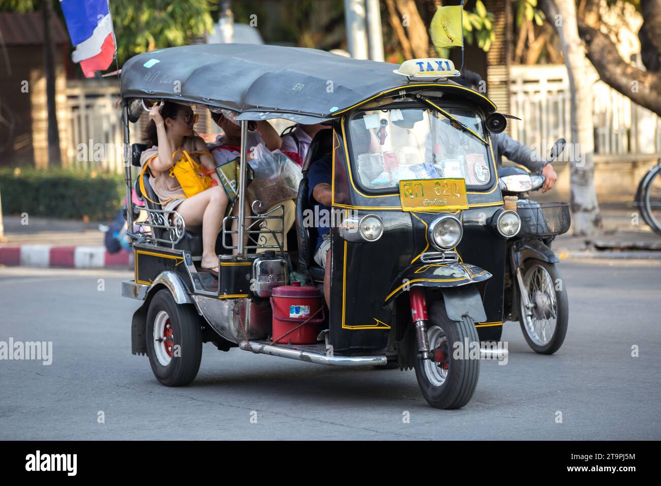 Chiang Mai, Thailand - 17. Januar 2016: Unbekannte Menschen, die ein Tuk-Tuk in Chiang Mai fahren. Stockfoto