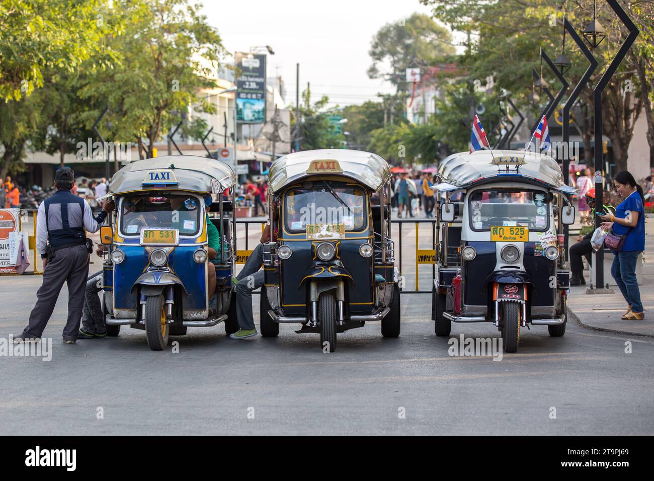 Chiang Mai, Thailand - 17. Januar 2016: Unbekannte Menschen, die ein Tuk-Tuk in Chiang Mai fahren. Stockfoto