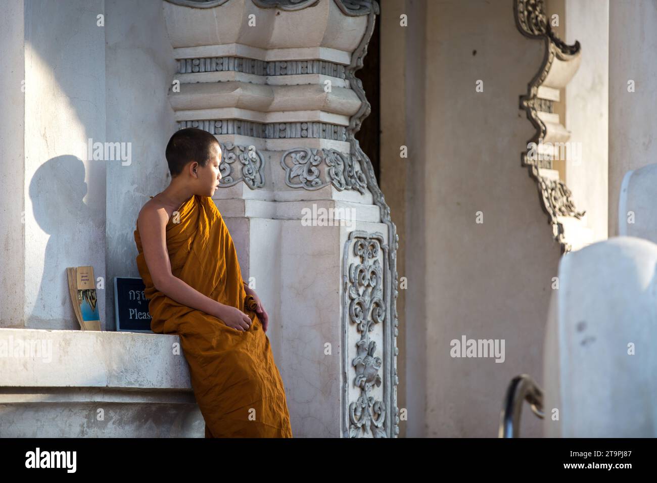 Chiang Mai, Thaialand – 17. Januar 2016: Ein unbekannter Mönch im Wat Chedi Luang in Chiang Mai, Thailand. Stockfoto