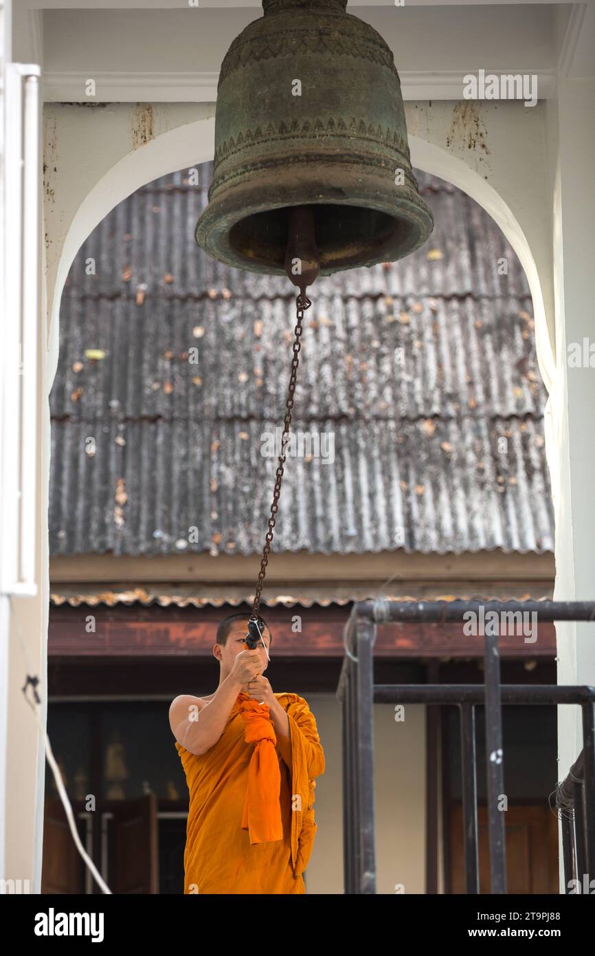 Chiang Mai, Thaialand – 17. Januar 2016: Ein unbekannter Mönch im Wat Chedi Luang in Chiang Mai, Thailand. Stockfoto