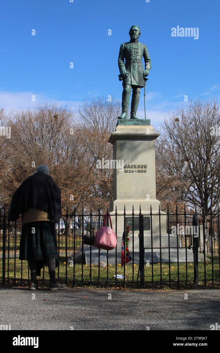 Lexington, USA. November 2023. Eine Person zollt Respekt vor dem Ort der ewigen Ruhe von General Thomas Jonathan 'Stonewall' Jackson auf dem Oak Grove Cemetery in Lexington, Virginia, USA, am 26. November 2023. Stonewall wird von Militärhistorikern als einer der begabtesten taktischen Kommandanten der US-Geschichte angesehen. (Foto: Carlos Kosienski/SIPA USA) Credit: SIPA USA/Alamy Live News Stockfoto