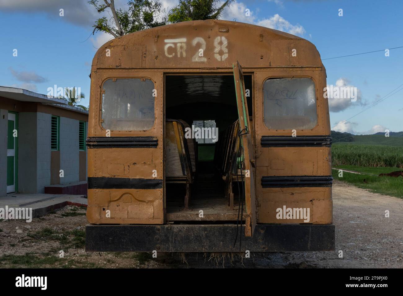 Einer der Busse, mit denen Zuckerrohrarbeiter zu verschiedenen Feldern gebracht werden, die sie am 21. November 2023 in einer Gemeinde in El Seibo, Dominikanische Republik, in Central Romana batey, schneiden. In Bateyes leben Zuckerrohrarbeiter und ihre Familien. Die meisten Einwohner dieser Gemeinden sind entweder undokumentierte haitianische Einwanderer oder denationalisierte Dominikaner haitianischer Abstammung. Die Vereinigten Staaten blockierten die Central Romana Corporation, Ltd. Am 23. November 2022 daran, Zucker in das Land zu importieren, nachdem Vorwürfe wegen Zwangsarbeit gegen das Unternehmen erhoben wurden. (Foto: Carlos Berríos Polanco/SIPA USA) Stockfoto