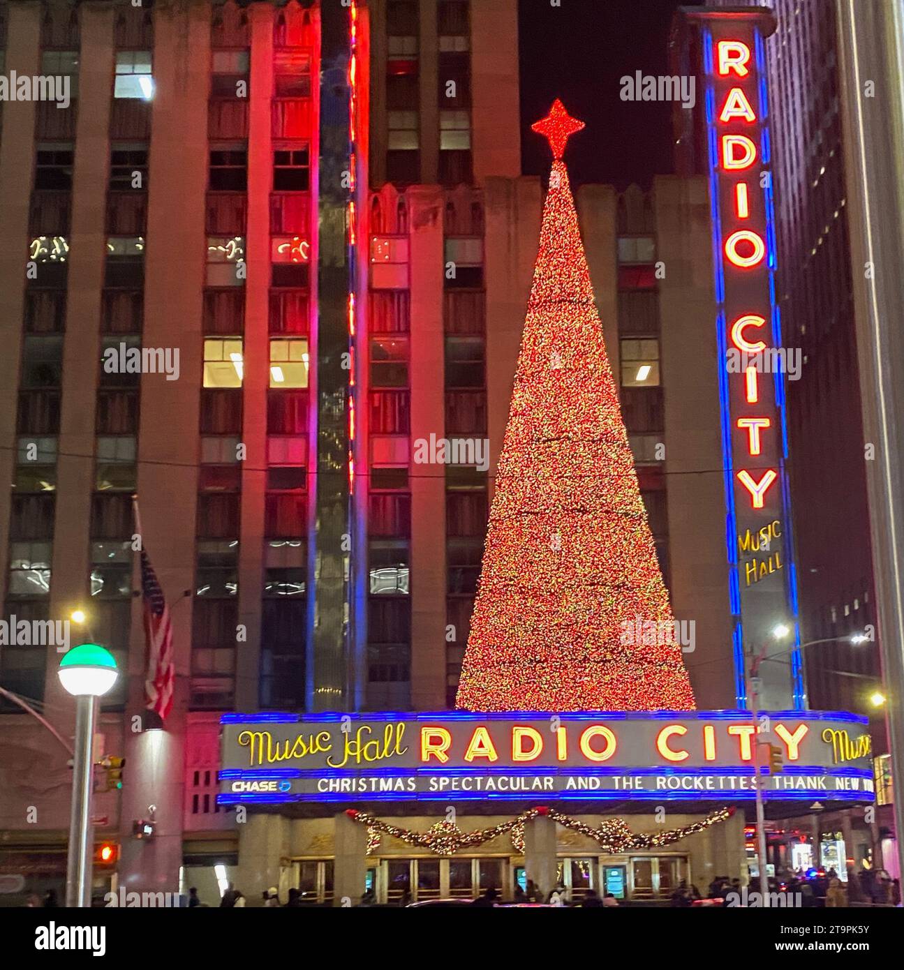 USA. Dezember 2021. Radio City Music Hall, New York City, USA. 2021. Dieser legendäre Musiksaal ist jedes Jahr mit rotierenden Lichtfarben dekoriert. Im Inneren finden das Weihnachtsspektakel und die Rockettees eine Weihnachtsshow für die ganze Familie statt. Foto: Robyn Stevens Brody/SIPA USA. Quelle: SIPA USA/Alamy Live News Stockfoto