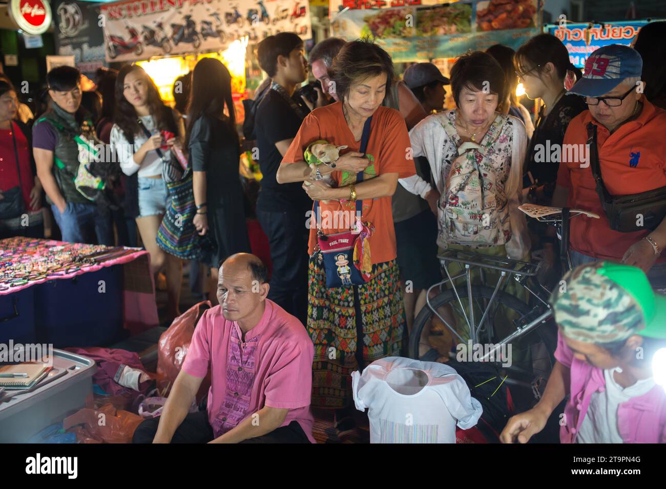 Chiang Mai, Thailand - 17. Januar 2016: Unbekannte Menschen auf dem Nachtmarkt in Chiang Mai, Thailand. Stockfoto