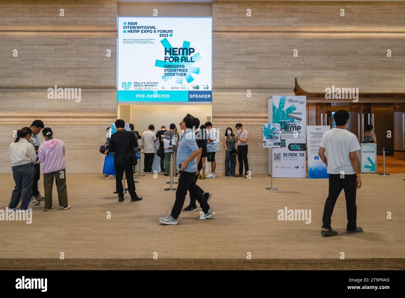 Bangkok, Thailand. November 2023. Besucher werden vor dem Theken der