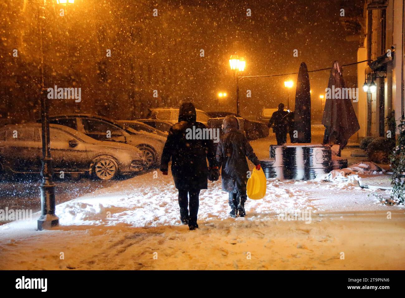 Während eines schweren Schneesturms werden Menschen entlang der Jekaterininskaja-Straße spazieren gesehen. Die Wettervorhersage in Odessa geht davon aus, dass der aktuelle Schneefall die schwersten in den letzten fünf Jahren geworden ist und die Skala des Schneesturms von 2009 übertroffen hat, als die Stadt völlig gelähmt war. Nach Angaben der Stadtverwaltung arbeiten 78 Geräte und 249 Mitarbeiter daran, die Folgen von Schlechtwetter zu beseitigen, berichtete der stadtrat. Die Straßen sind mit Vereisungsschutzmaterialien bestreut und gemäß den zugelassenen Strecken von Schneeschwehungen befreit. (Foto: Viacheslav Onyschtschenko/SOPA Images/SIPA USA) Stockfoto