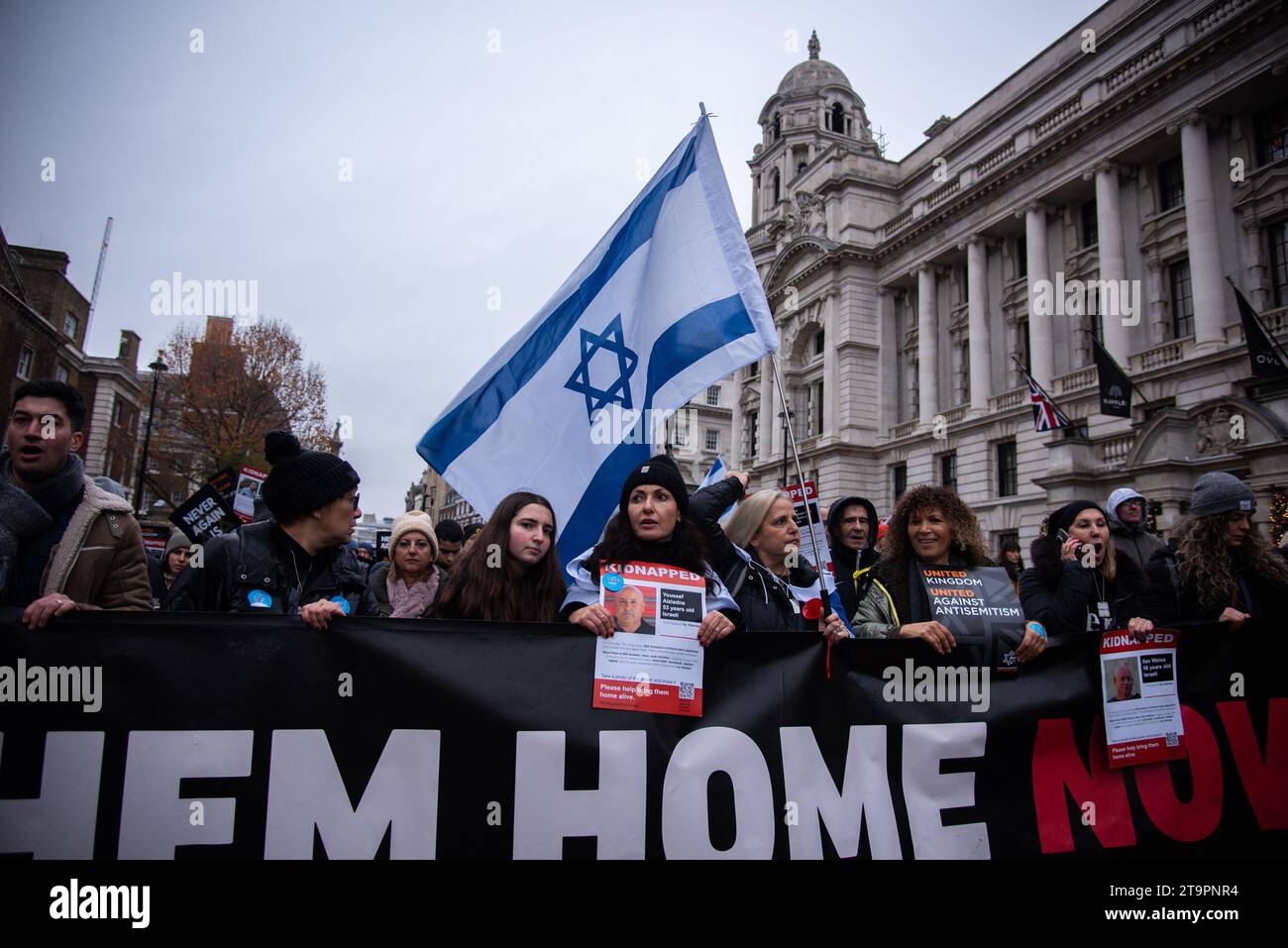 London, Großbritannien. November 2023. Demonstranten halten ein großes Banner während des Marsches gegen den Antisemitismus während der Antisemitismus zunimmt, steht Großbritannien in Solidarität mit seiner jüdischen Gemeinde zusammen. Quelle: SOPA Images Limited/Alamy Live News Stockfoto