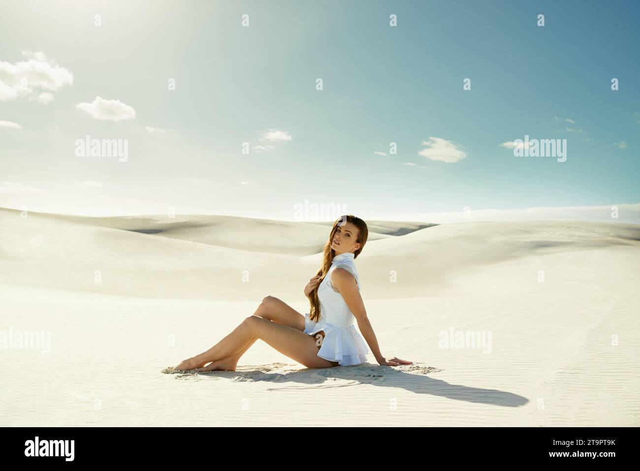 Frau, die auf Sand sitzt und auf die Kamera blickt://195.154.178.81/DATA/i collage/pi/Shoots/783224.jpg Stockfoto