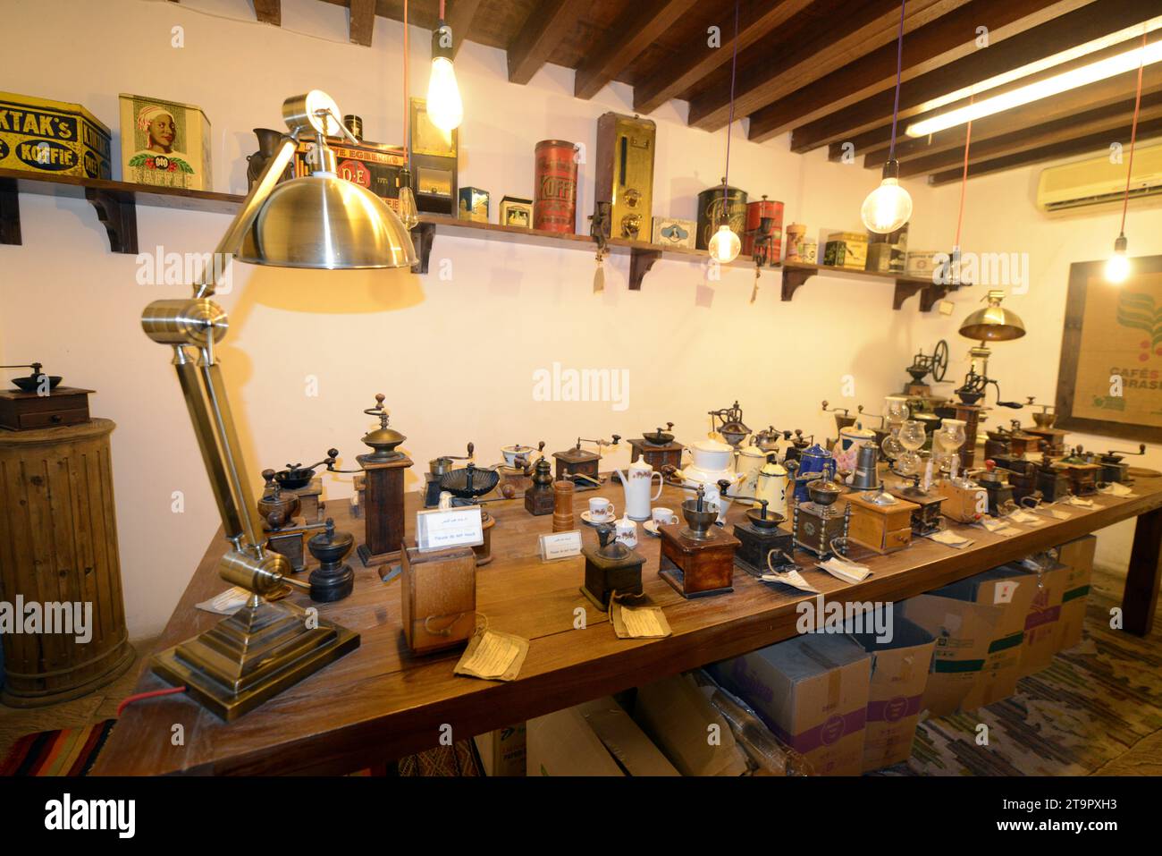 Die Geschichte des Kaffees und die Vielfalt der Kaffee-bezogenen Gegenstände werden im Coffee Museum im historischen Viertel Al Fahidi in Old Dubai, VAE, ausgestellt. Stockfoto