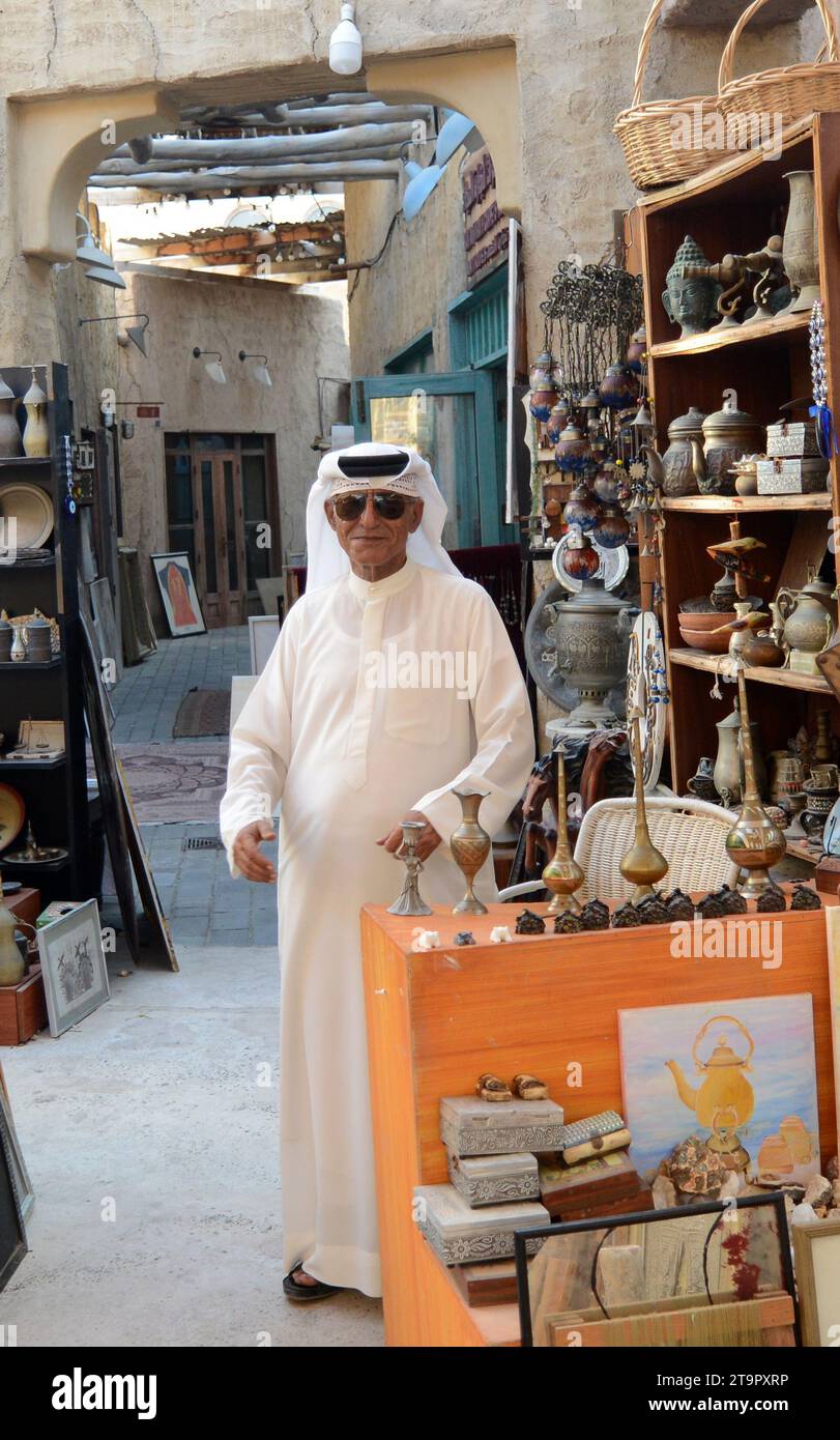 Ein Emirati in seinem Antiquitätenladen in der Altstadt von Dubai, VAE. Stockfoto