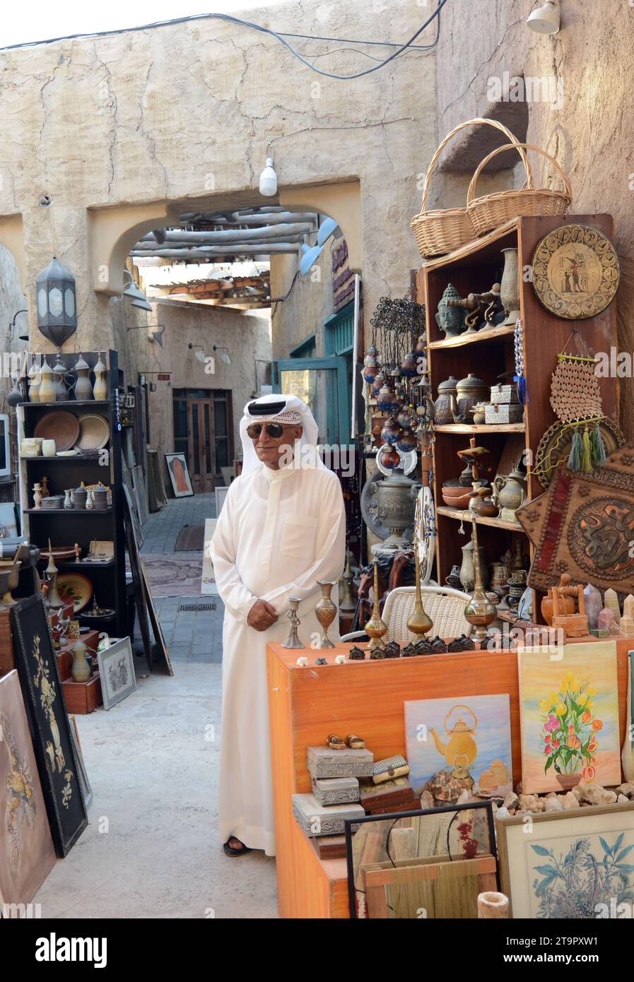 Ein Emirati in seinem Antiquitätenladen in der Altstadt von Dubai, VAE. Stockfoto
