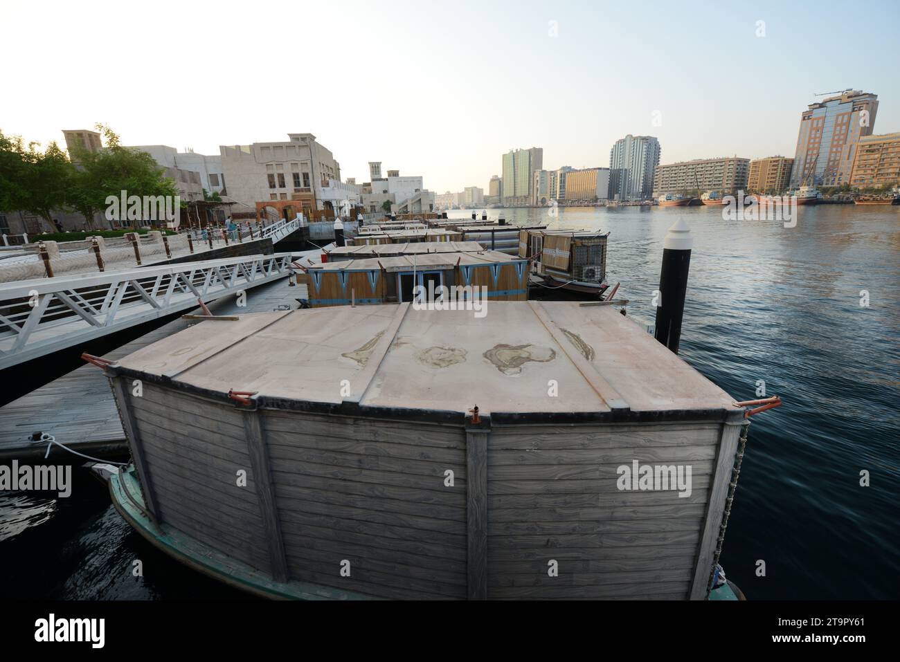 Dhow Holzboote an der Promenade von Old Dubai am Dubai Creek, Dubai, Vereinigte Arabische Emirate. Stockfoto