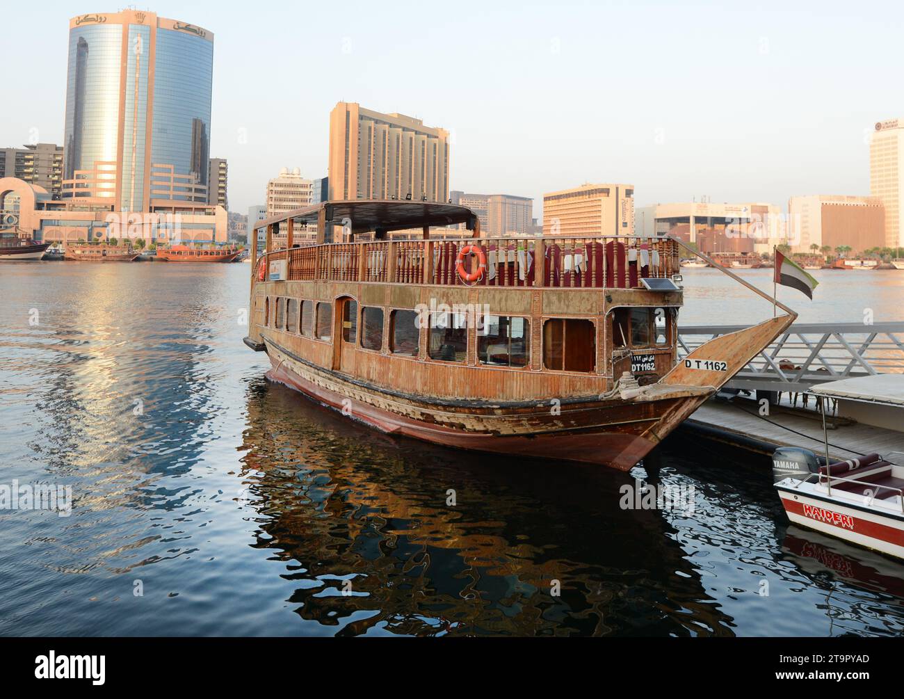 Holzboote legen am Dubai Creek, Dubai an. Stockfoto