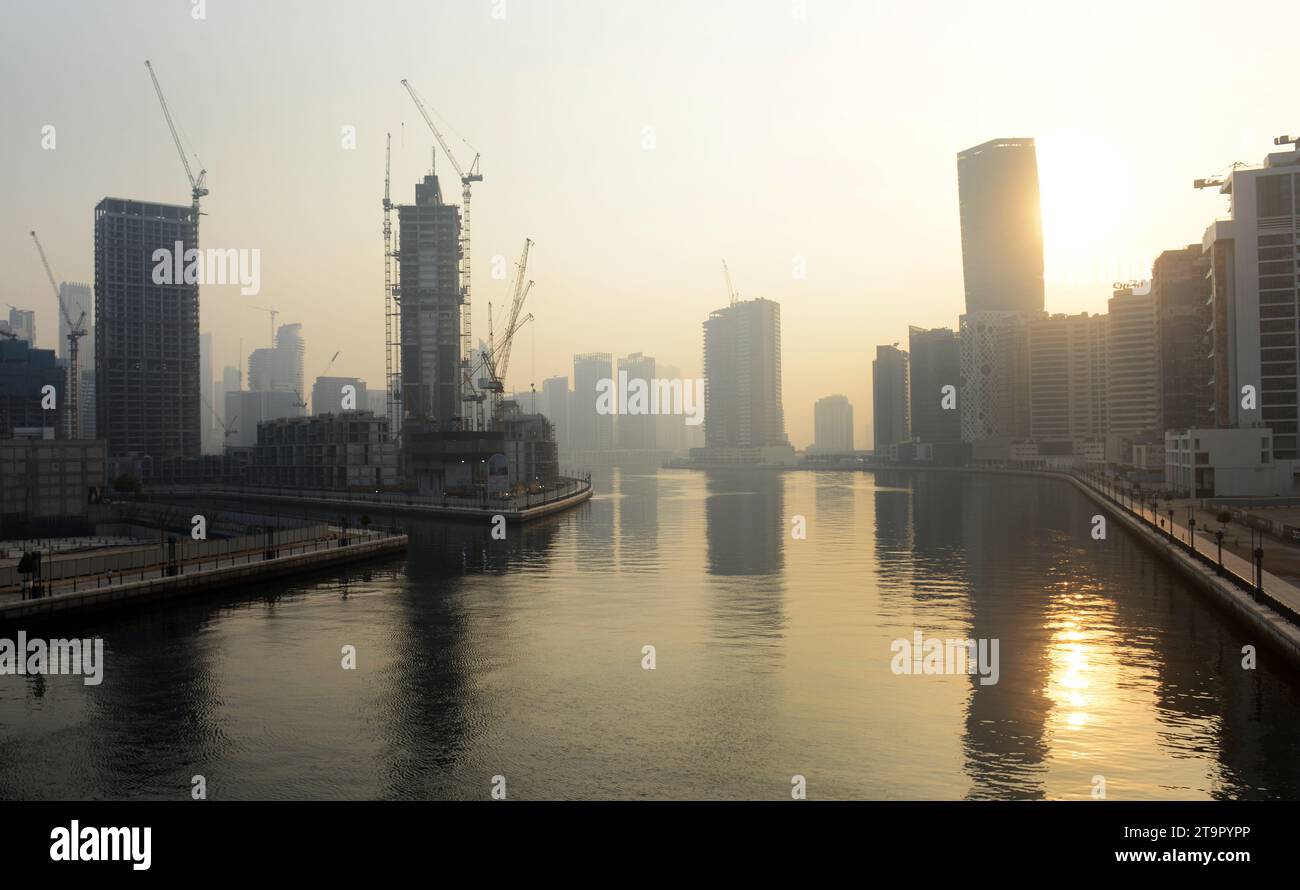 Blick auf die sich verändernde Skyline im Bereich der Business Bay entlang des Dubai Canal in Dubai, Vereinigte Arabische Emirate. Stockfoto