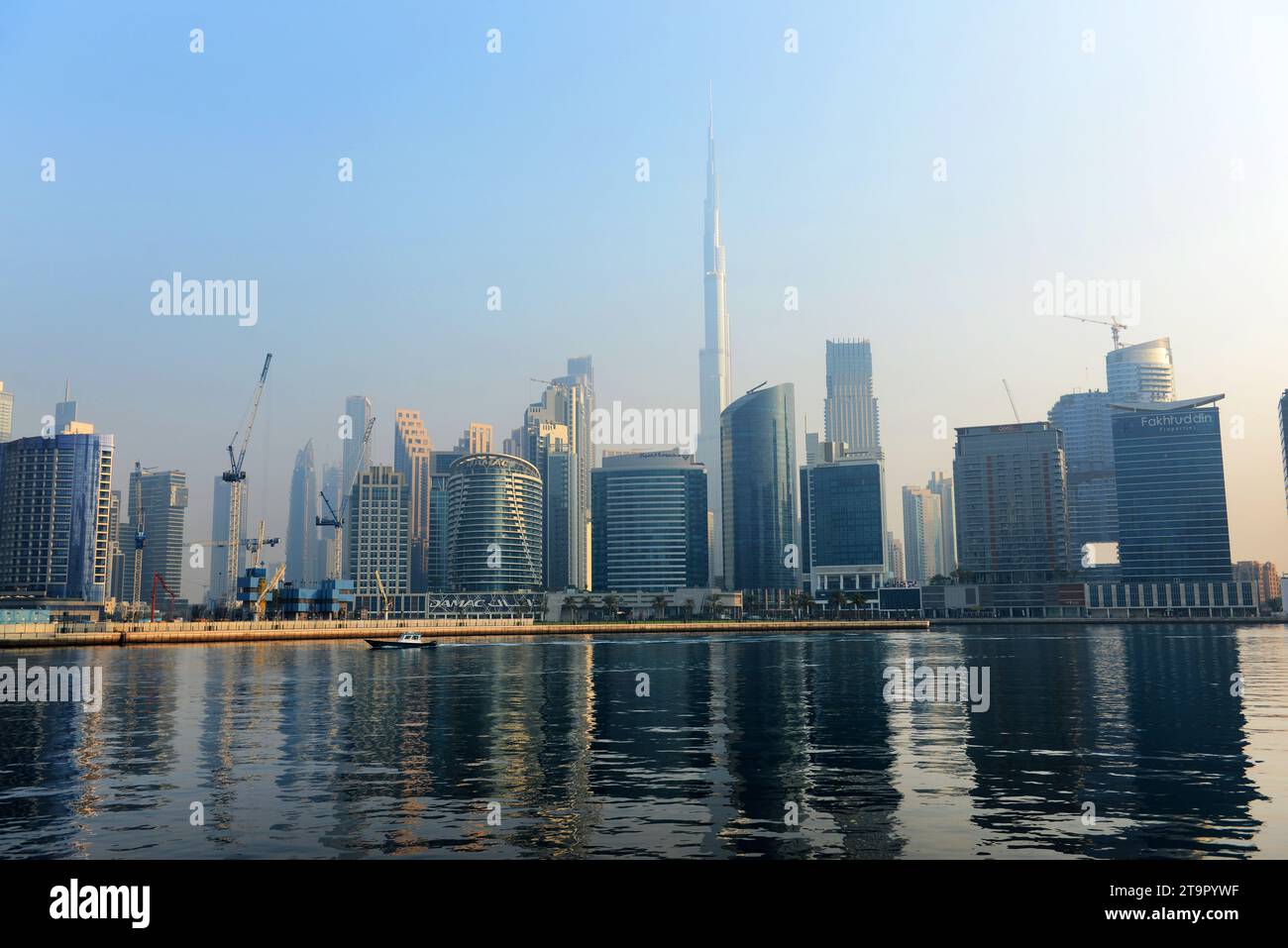 Der Burj Khalifa Turm von der Business Bay in Dubai, Vereinigte Arabische Emirate. Stockfoto