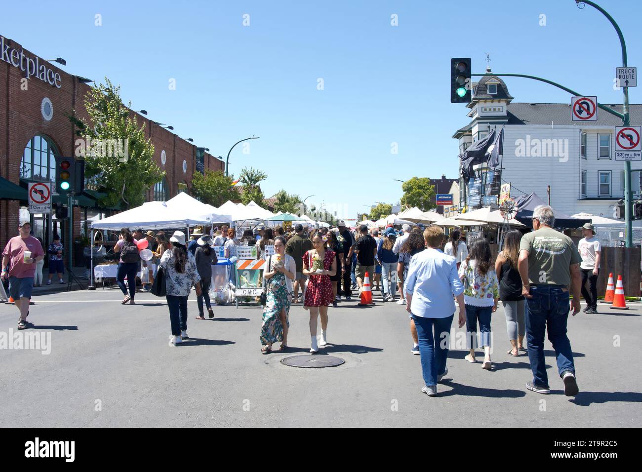 Alameda, CA - 30. Juli 2023: Teilnehmer des jährlichen Kunst- und Weinfestivals, über 250 Handwerker, Festivalgerichte, lokale Premiumweine und Craft-Biere, Stockfoto