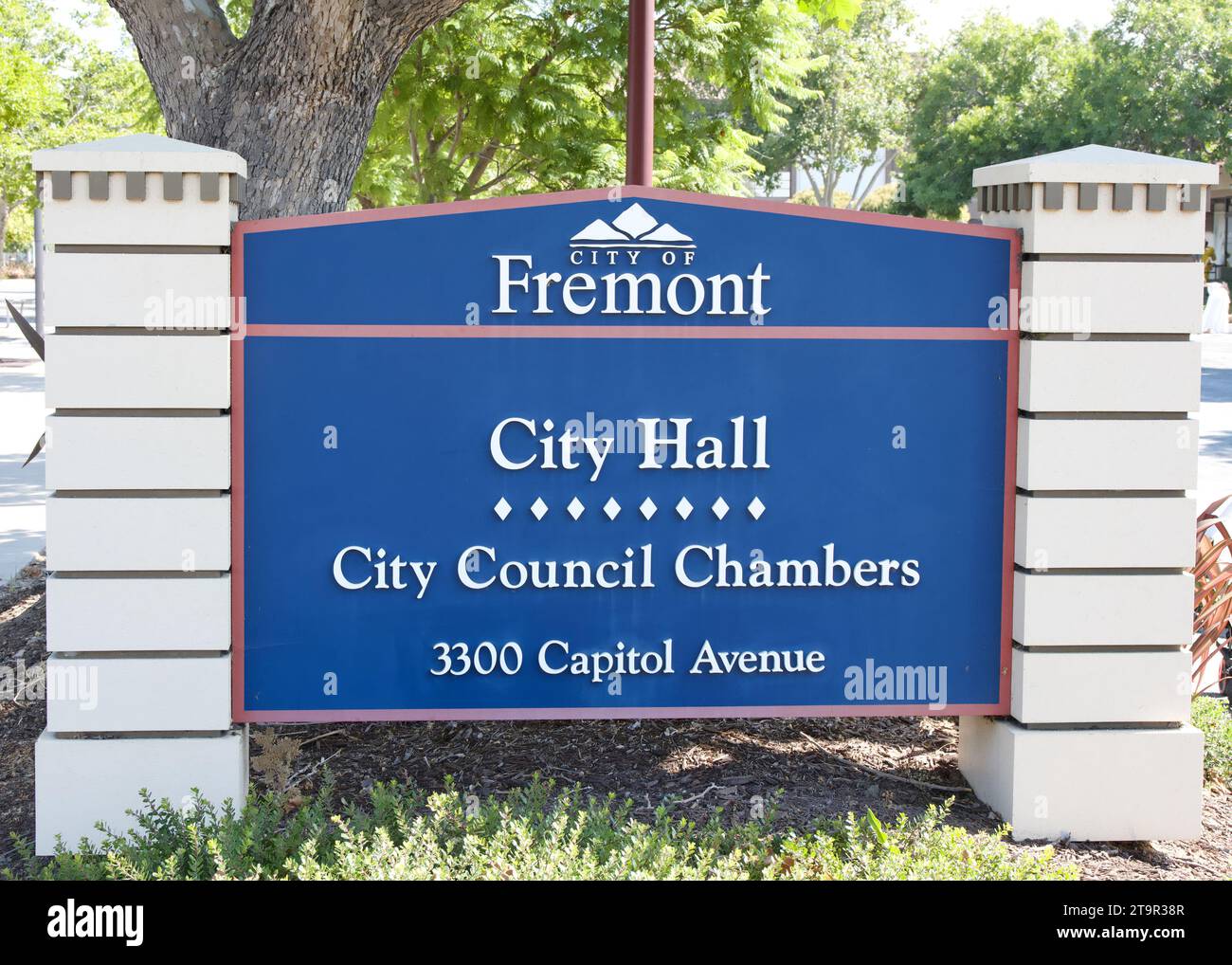 Fremont, CA - 20. August 2023: Nahaufnahme des Schilds zum Rathaus von Fremont. Fremont ist eine Stadt in der kalifornischen San Francisco Bay Area. Stockfoto