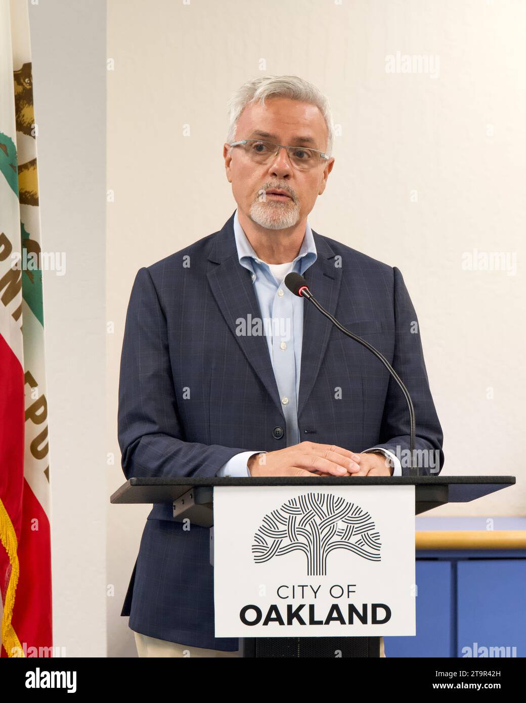 Oakland, KALIFORNIEN - 22. August 2023: Michael Colbruno, Kommissar für Hafen von Oakland, sprach auf einer Pressekonferenz mit Bürgermeister Sheng Thao über die Flugschule Stockfoto