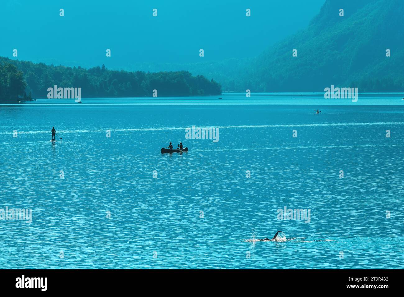 Menschen, die Wasseraktivitäten am See Bohinj in Slowenien genießen, Sommersport im Freien, selektiver Fokus Stockfoto