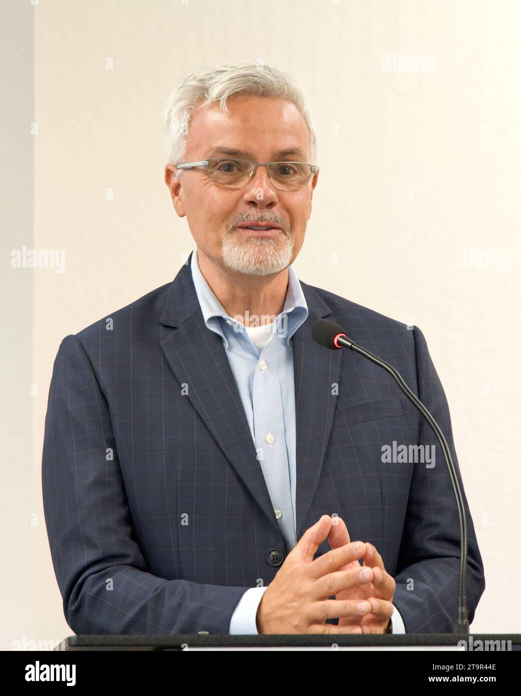 Oakland, KALIFORNIEN - 22. August 2023: Michael Colbruno, Kommissar für Hafen von Oakland, sprach auf einer Pressekonferenz mit Bürgermeister Sheng Thao über die Flugschule Stockfoto