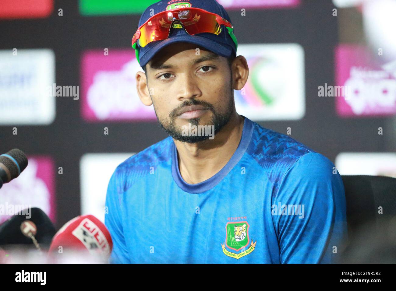 Der Kapitän des Bangladesch Test Cricket Teams Nazmul Hossain Shanto spricht auf der Pressekonferenz vor dem Spiel nach dem Training im Sylhet International CRI Stockfoto