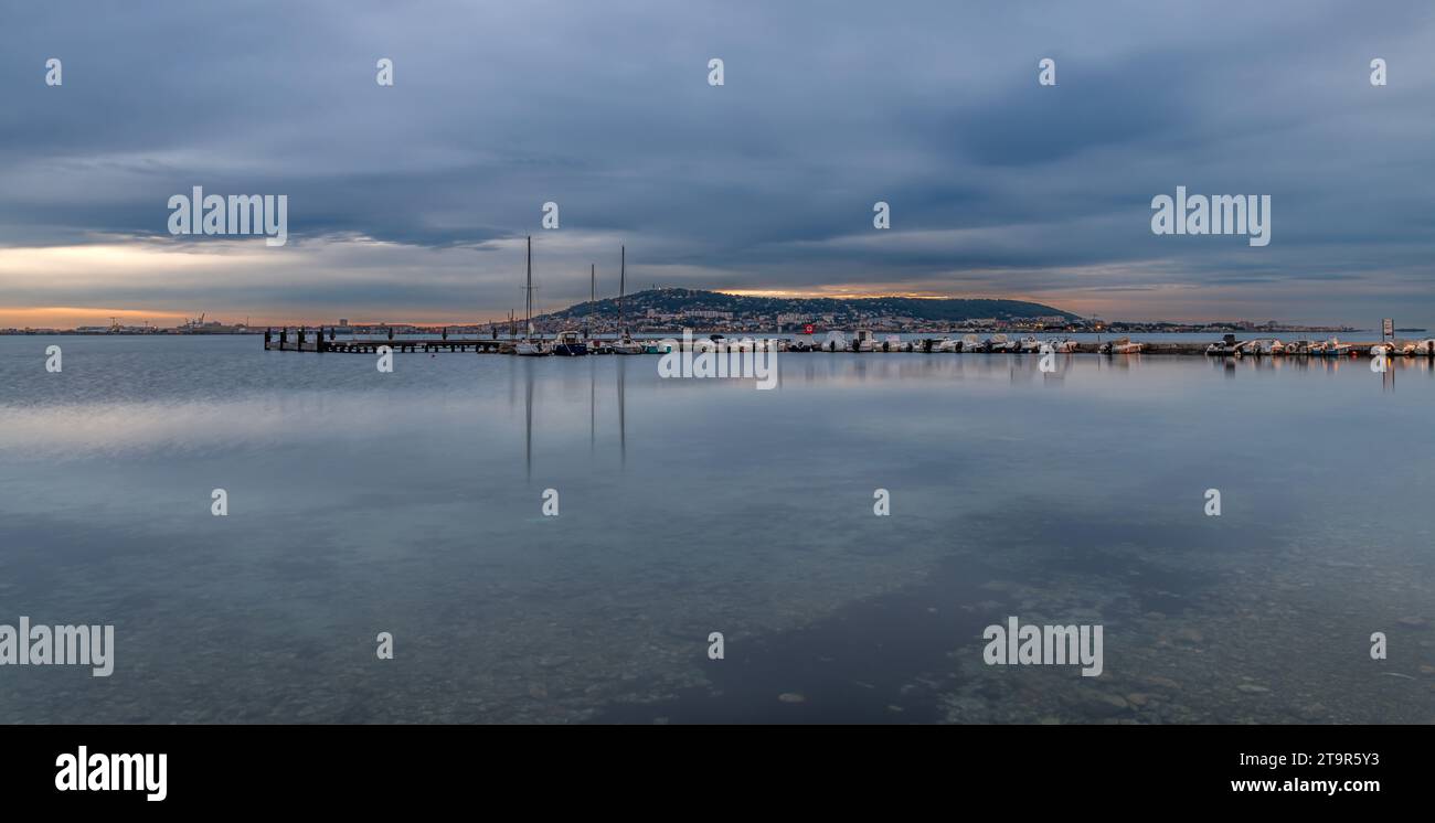 Bei Sonnenaufgang, am Hafen von Balaruc les Bains, und Mont Saint Clair im Hintergrund, Occitanie, Frankreich Stockfoto