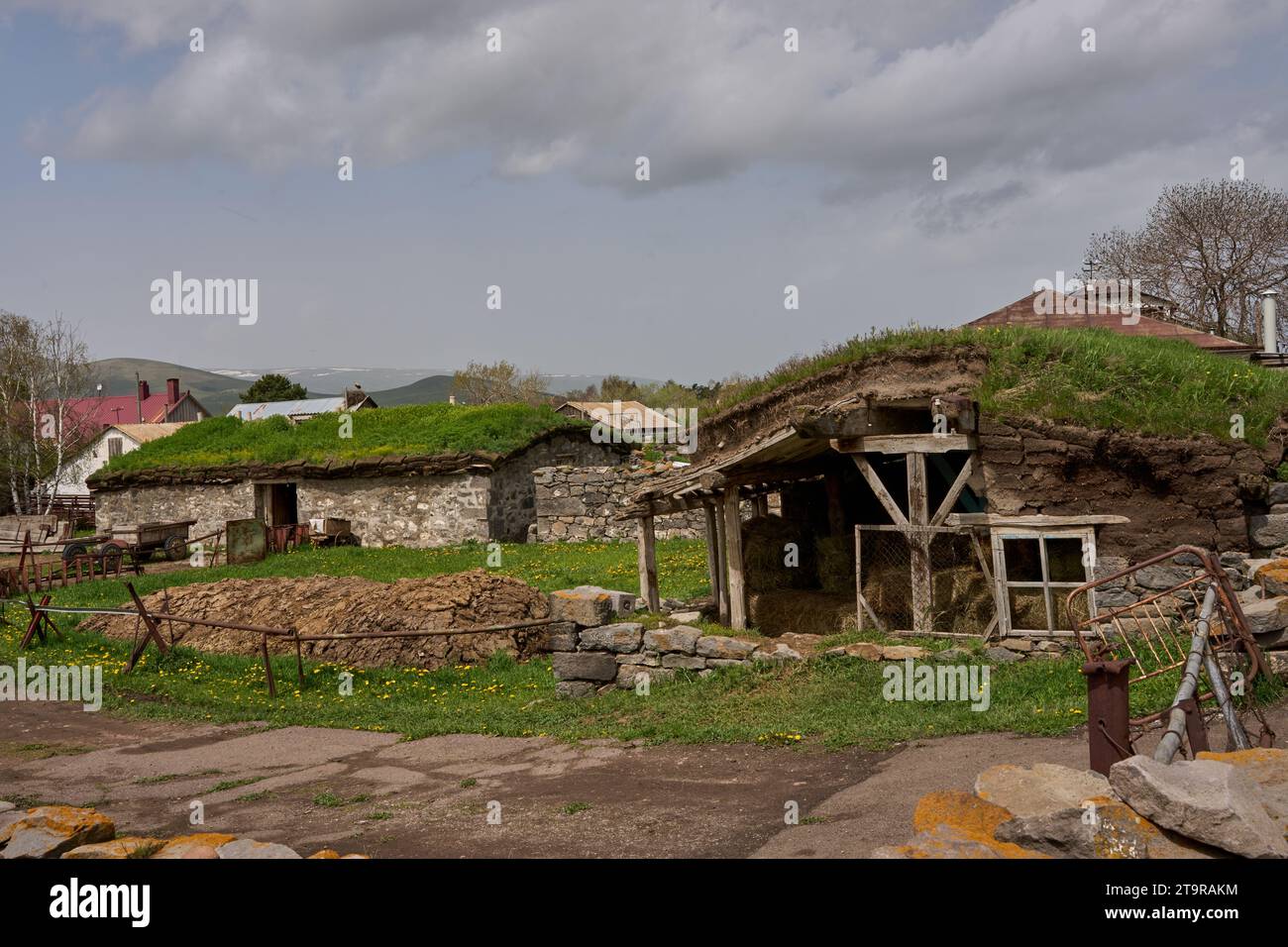 Traditionelle zerfallende Häuser mit Grasdach,der religiösen Gruppe der Duchoborzen, Dorf Gorelowka, Javakheti Plateau, Samtskhe Javakheti, Georgie Stockfoto