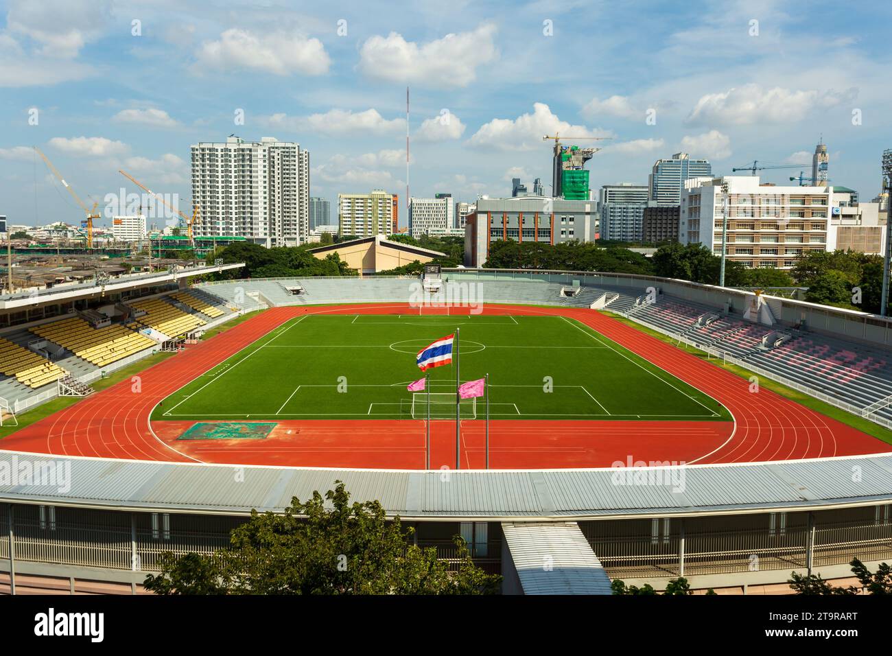 Bangkok, Thailand - 27. November 2013: Fußballfeld und Laufbahn an der Chulalongkorn University in Bangkok, Thailand. Stockfoto