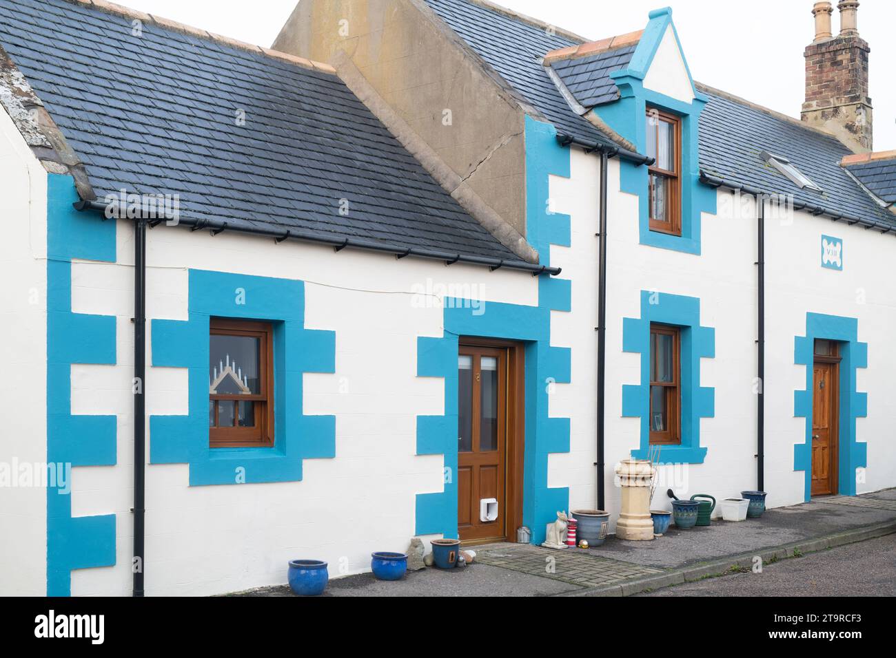 Farbenfrohes Haus im Dorf Cullen, Moray, Schottland Stockfoto